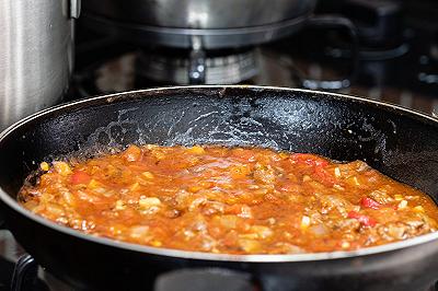 Preparate il sugo alla salsiccia