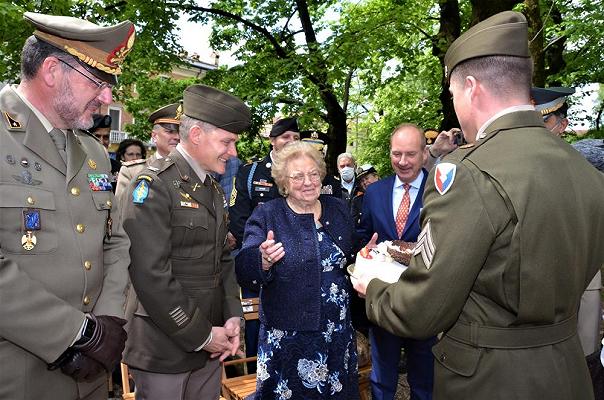 Esercito USA restituisce una torta di compleanno rubata a una bambina italiana 77 anni fa