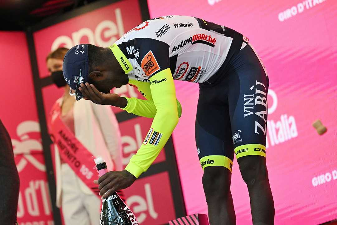 Giro d’Italia, Biniam Girmay colpito dal tappo dello spumante: si ritira dopo la prima vittoria