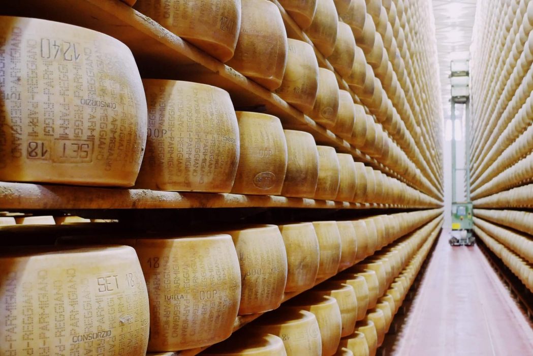 Parmigiano Reggiano ha un problema con lo schermo ora Netflix lo piazza in Toscana_