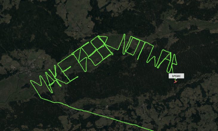 “Fate la birra, non la guerra”: il messaggio nel cielo di un aereo polacco