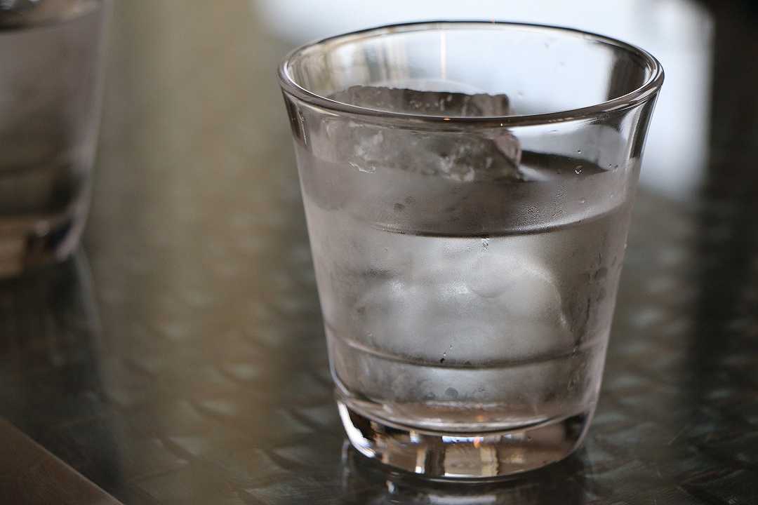 Acqua, secondo uno studio berla aiuterebbe a combattere lo stress e migliorare l’umore