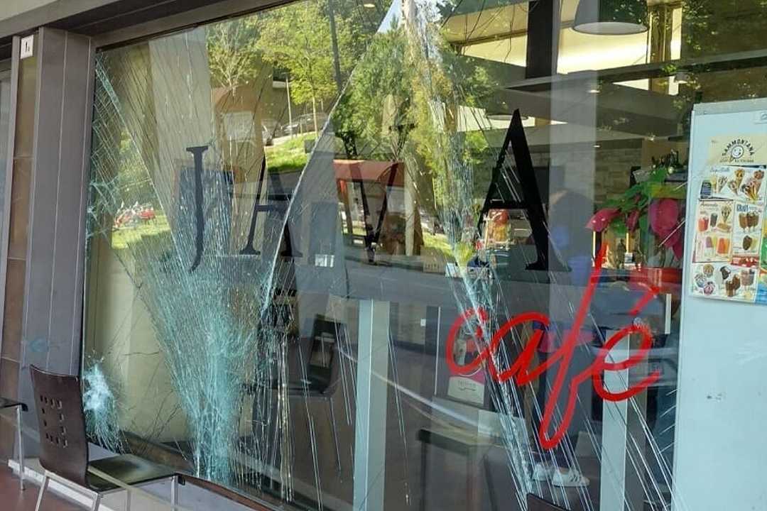 Bologna, tenta di sfondare la vetrata di un bar in retromarcia