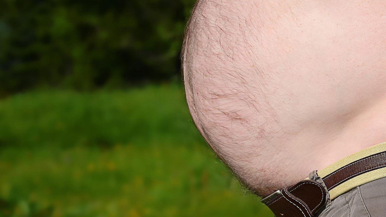 Pancia &quot;da birra&quot;, aumenta il rischio di tumore alla prostata lo