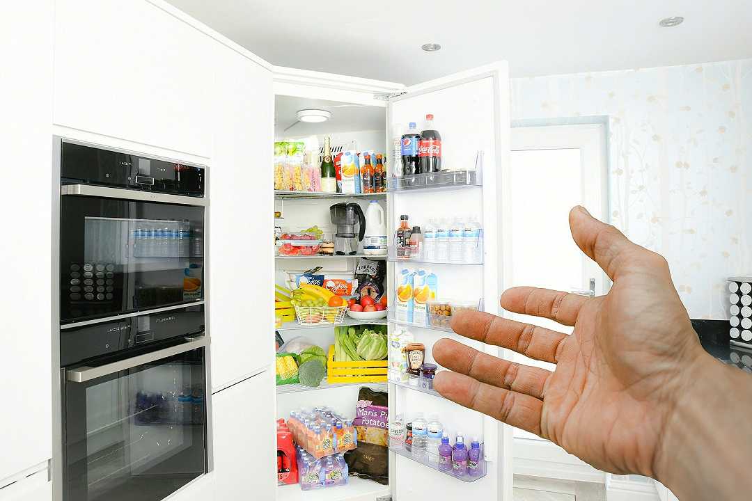 TikTok: la nuova tendenza è guardare estranei che riempiono frigoriferi e barattoli