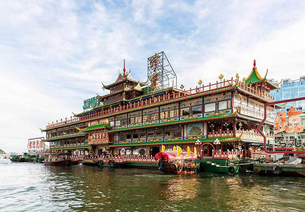 Hong Kong, il ristorante galleggiante abbandona la città a causa dell’aumento dei costi