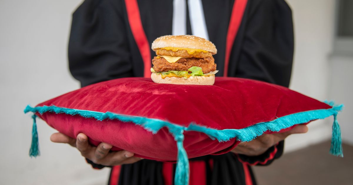 Regno Unito, KFC festeggia i 70 di regno della Regina Elisabetta con un panino “incoronato”