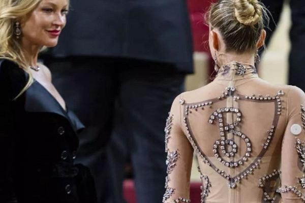 Lila Moss sfila sul tappeto rosso del Met Gala con il cerotto per il diabete