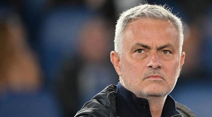 Roma, José Mourinho riceve dal rivale una bottiglia di vino da 535 euro