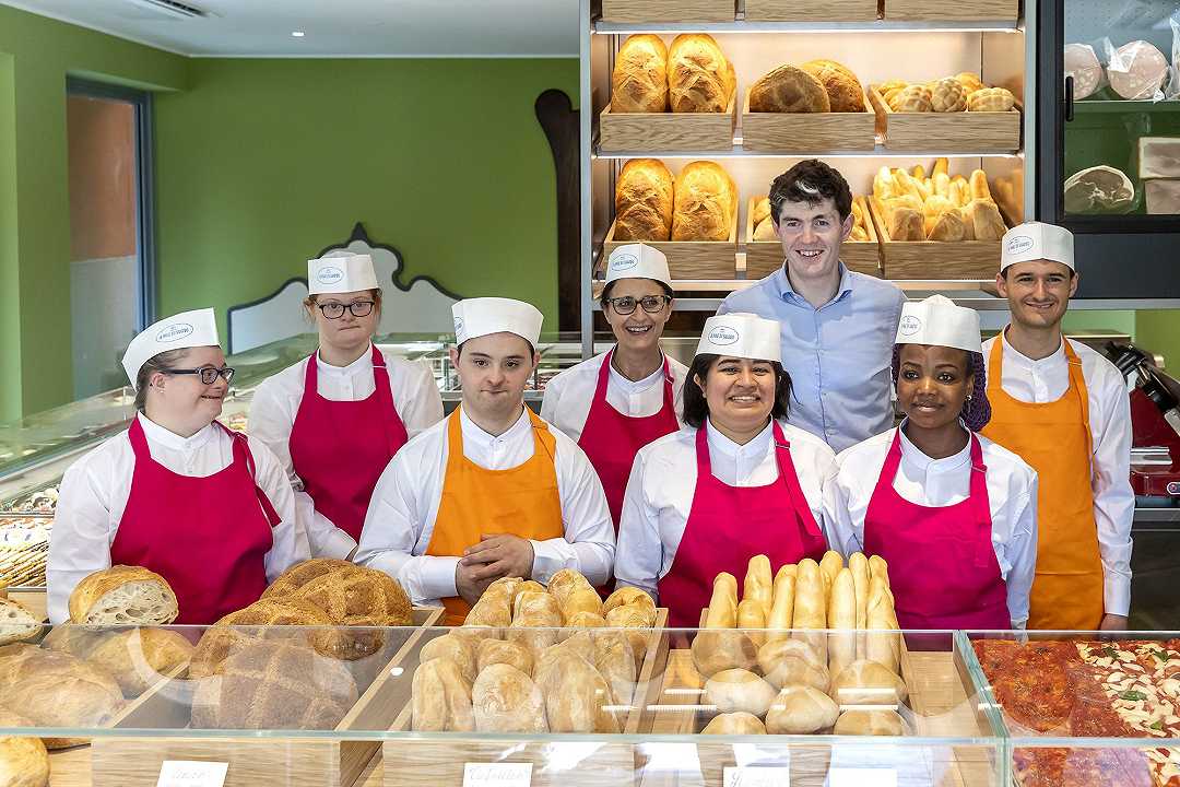 Como, apre “Il Pane di Sandro”, la prima panetteria in Italia gestita da ragazzi disabili e giovani fragili