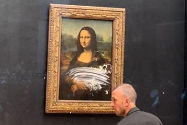 Parigi, scaglia una torta contro la Gioconda per “salvare il Pianeta”