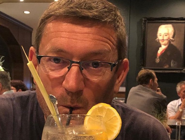 Popstar inglese offre da bere in 60 pub per il suo compleanno