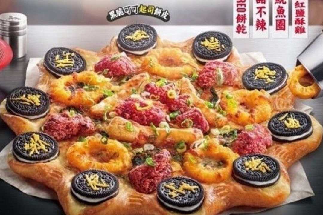 Pizza Hut crea una pizza con pollo fritto, biscotti Oreo e anelli di calamari