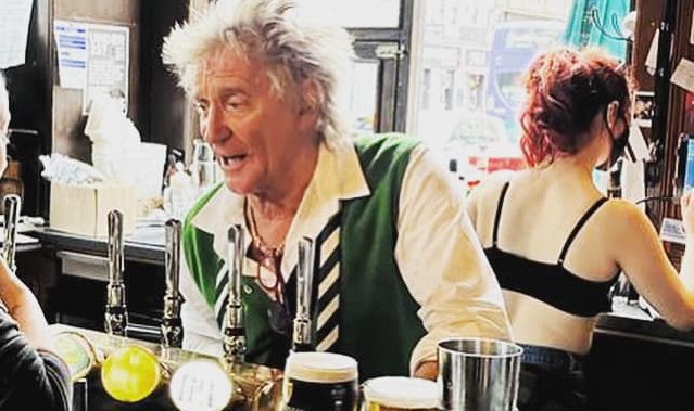 Rod Stewart pizzicato a spillare birra in un bar di Glasgow