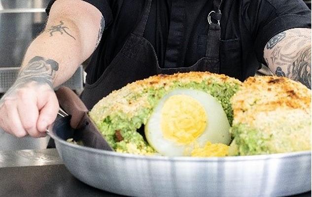 Uova Scotch eggs vegetariane da record: quella più grande del mondo pesa 8,3 kg