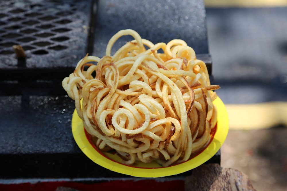 spaghetti di patate in ciotola
