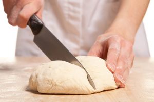 impasto del pane tagliato a metà