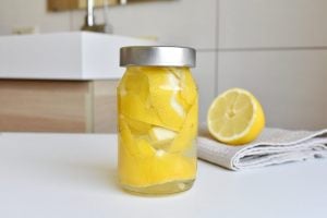 bucce di limoni a macerare in un vaso