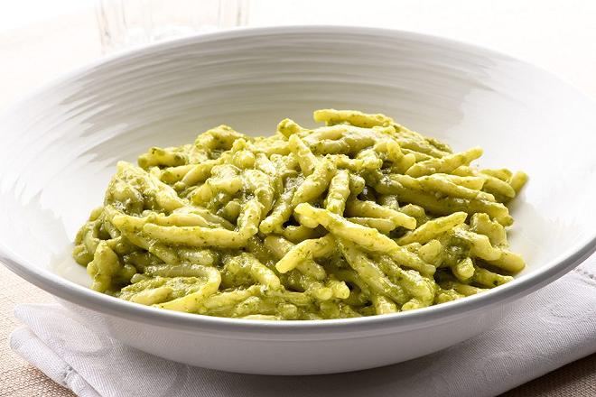 un piatto di trofie al pesto