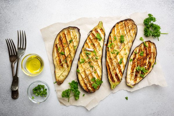melanzane alla griglia condite su un foglio di carta da forno