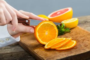 arancia a fette su tagliere