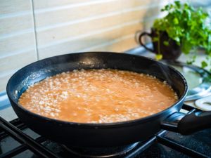 riso rosso in cottura in padella