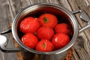 pomodori a bollire in pentola