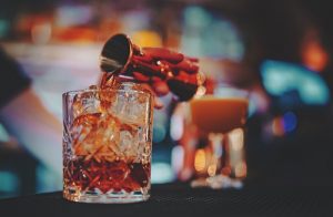 campari aggiunto al bicchiere di negroni