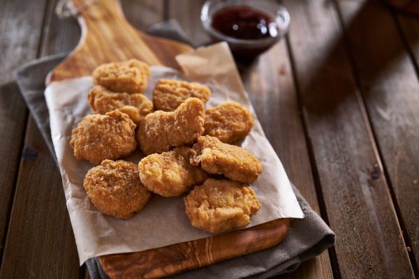 crocchette di pollo su tagliere