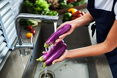 Lavate e tagliate le melanzane