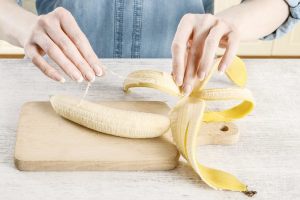 banana sbucciata su tagliere