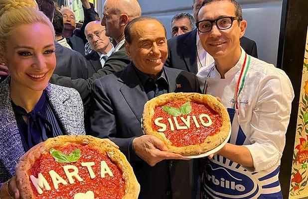 Silvio Berlusconi va in pizzeria da Gino Sorbillo e mangia la pizza con dedica