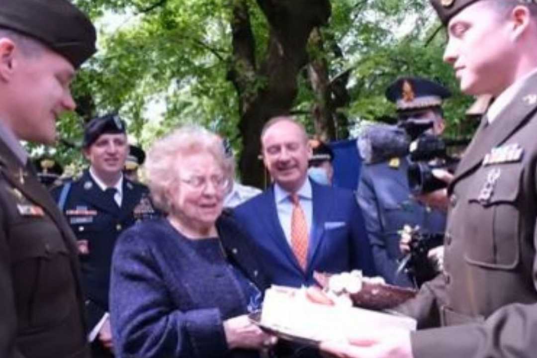 Vicenza, i soldati USA restituiscono una torta di compleanno rubata 77 anni fa