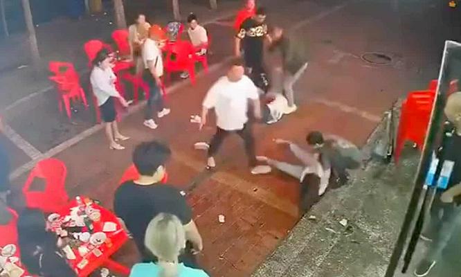 Cina, un gruppo di uomini aggredisce le donne in un ristorante: nove arresti