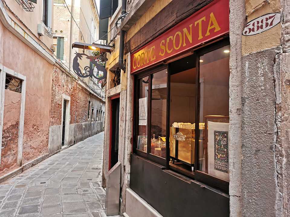 Corte Sconta a Venezia, recensione: storia e dinamismo di un’insegna suggestiva