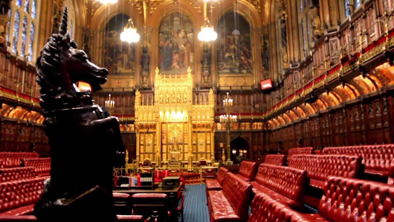 UK: i Lord si lamentano che in Parlamento si mangia troppo salmone, è polemica