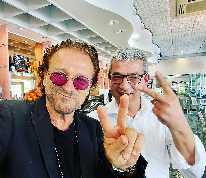 Bologna: Bono Vox al bar, Stefano Bonaccini gli dà il benvenuto, ma non è lui