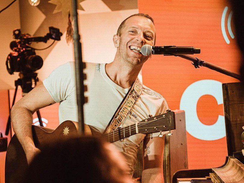 Chris Martin dei Coldplay si esibisce a sorpresa in un pub del Somerset