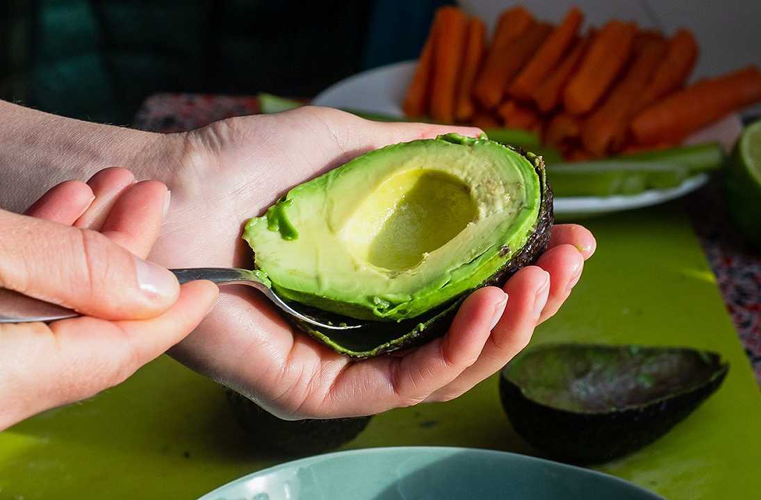 Come conservare l’avocado (e come non conservarlo)