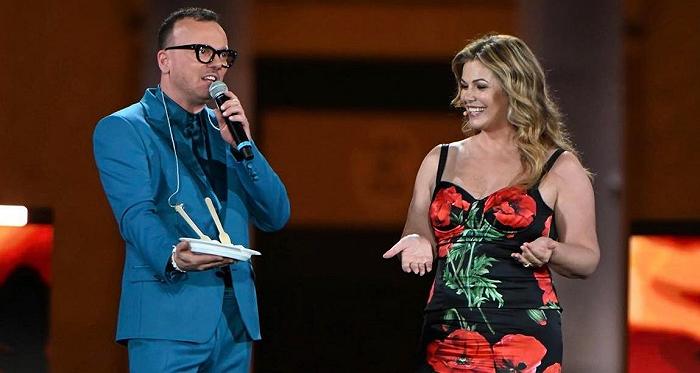 Gigi D’Alessio offre a Vanessa Incontrada una mozzarella sul palco di Napoli