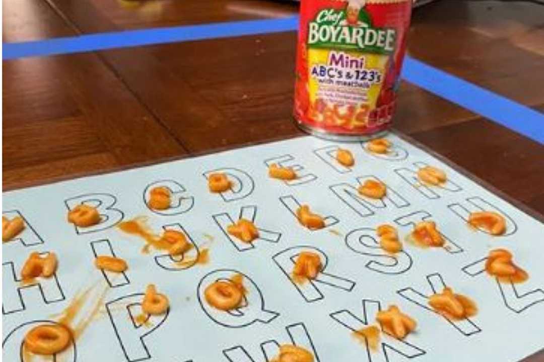 Stati Uniti, mette in ordine le lettere della “zuppa alfabeto” in due minuti: è Guinness World Record