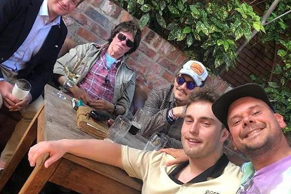 Johnny Depp festeggia al pub la vittoria del processo contro la moglie