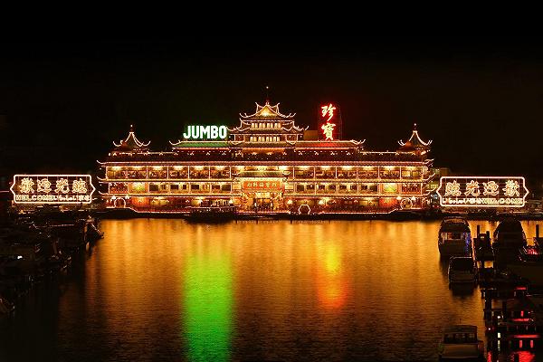 Hong Kong: affondato l’iconico ristorante galleggiante Jumbo