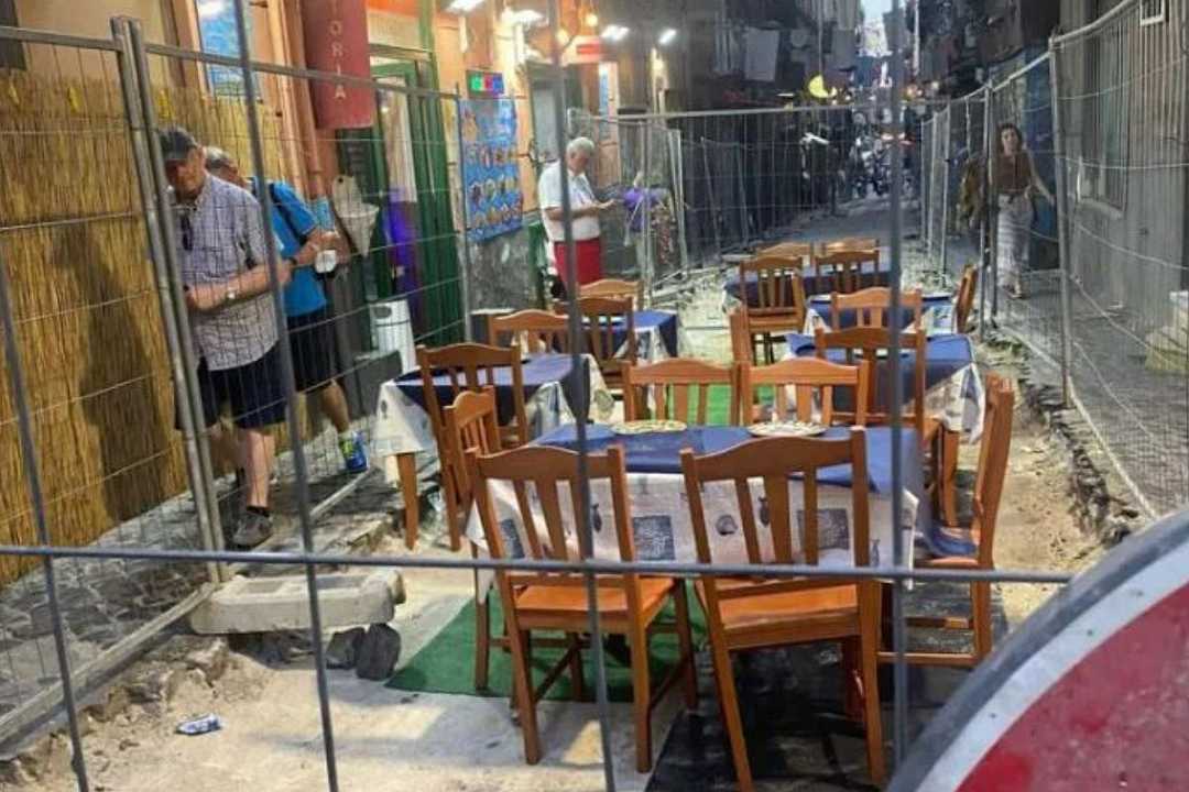 Napoli, ristorante del centro storico allestisce il dehors dentro un cantiere