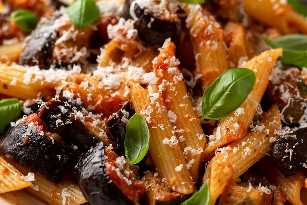 Pasta alla Norma, la ricetta originale catanese con le violette e il pomodoro costoluto