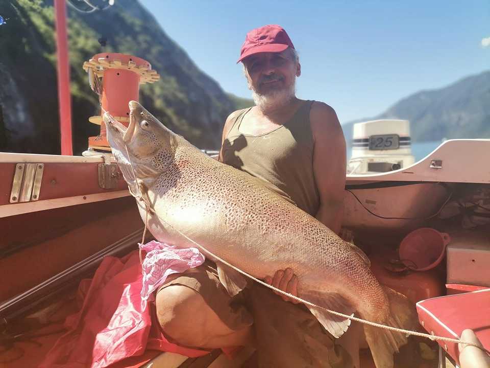 Pesca, catturata nel Lago d’Iseo un’enorme trota da 20 kg
