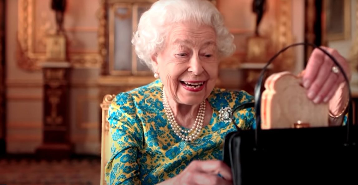 UK: la regina Elisabetta prende il te con l’orso Paddington nello spot per il Giubileo