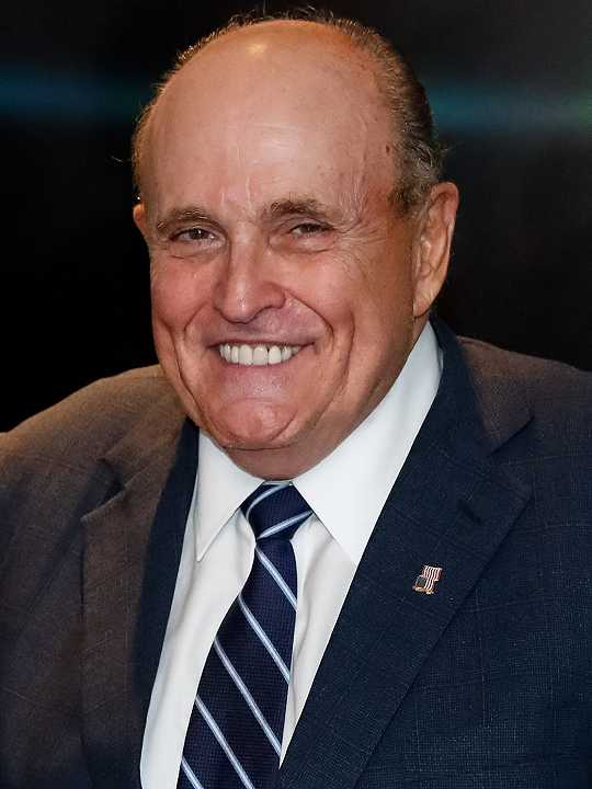 Usa: Rudy Giuliani schiaffeggiato in un supermercato da un elettore pro-aborto