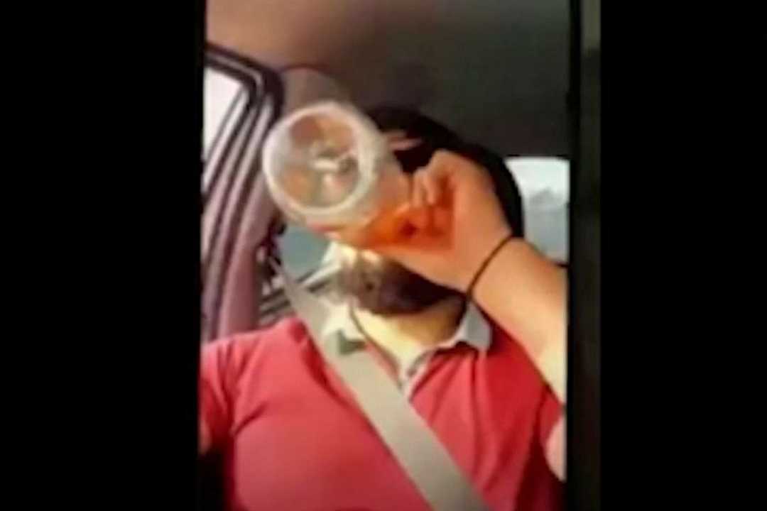 Sassari, guida bevendo whisky in diretta su Facebook: grave incidente