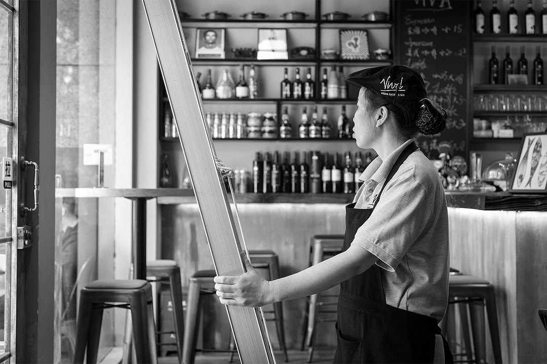 Shanghai: i ristoranti possono riaprire il servizio all’interno